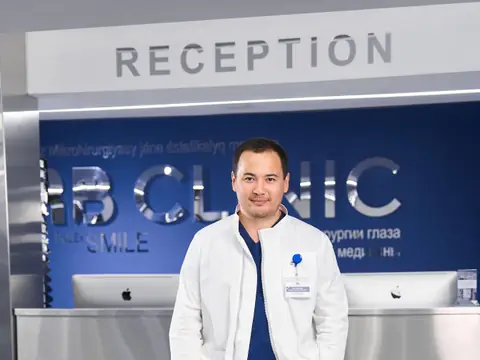 Ресепшен RB CLINIC: табличка RECEPTION и синяя стена с логотипом