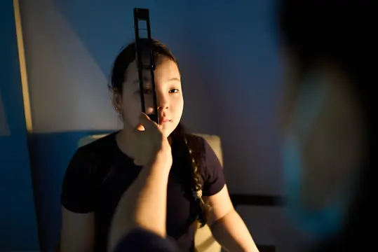 Девочке измеряют отклонение глаза призменной линейкой: BABY EYE CLINIC, детский филиал RB CLINIC на Сыганак, 2А, снимок 11 из 15