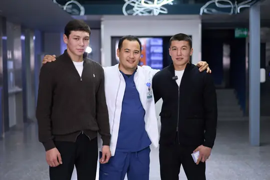Врач с пациентами в холле RB CLINIC: RB CLINIC на Орынбор, 12, снимок 15 из 15