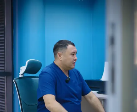 Хирург RB CLINIC на консультации по отопластике