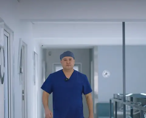 Хирург RB CLINIC в коридоре операционного блока