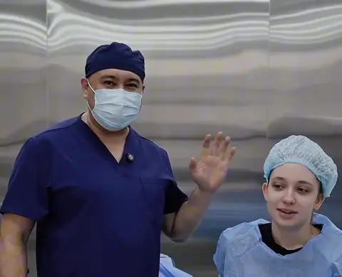 Хирург RB CLINIC успокаивает пациентку перед отопластикой