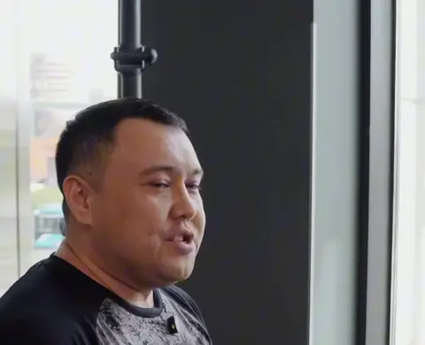 Хирург RB CLINIC через месяц после отопластики навещает пациентку