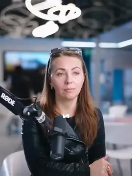 Кадр из видеоотзыва: «После коррекции я просто на час пришла домой, прилегла, открыла глаза, и я все вижу»