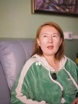 Кадр из видеоотзыва: Веки у доктора Керимзаде — пациентка рассказывает сама, на камеру