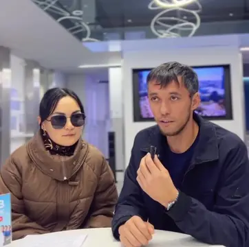 Пациенты лазерного дня в тёмных очках за столом в холле клиники