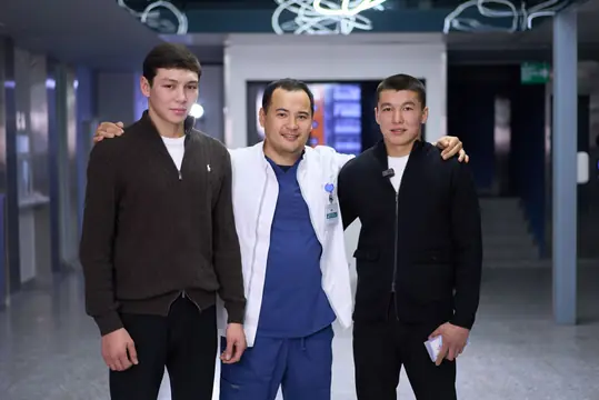 Пациенты RB CLINIC с врачом в холле: ReLEx SMILE в Астане: туман уходит за несколько часов (снимок 10 из 21)