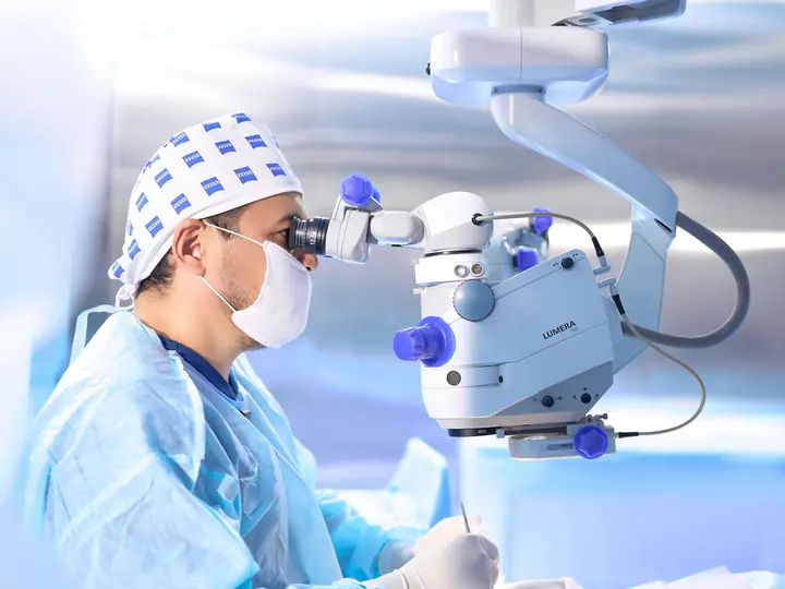 Хирург RB CLINIC оперирует за микроскопом