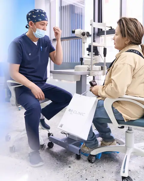 Кабинет осмотра RB CLINIC: щелевая лампа, на которой смотрят глаз перед операцией