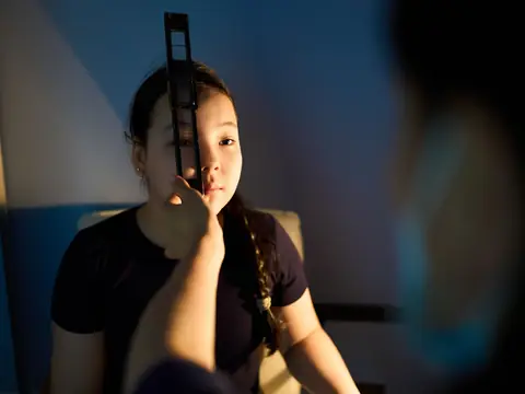 Девочка на проверке зрения в BABY EYE CLINIC, детском филиале RB CLINIC