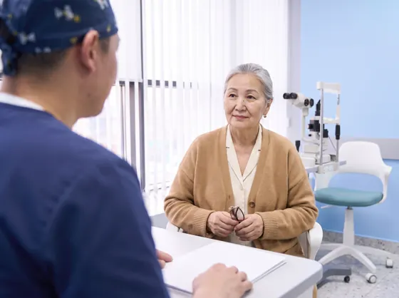 Врач RB CLINIC объясняет пациентке результаты диагностики перед заменой хрусталика