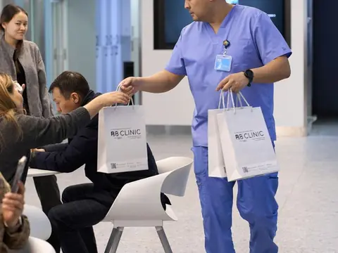 Пациенты RB CLINIC в холле в день замены хрусталика, снимок 5 из 56