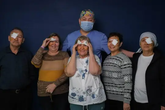 Пациенты RB CLINIC в холле в день замены хрусталика, снимок 9 из 56