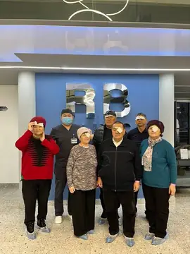 Пациенты RB CLINIC в холле в день замены хрусталика, снимок 33 из 56