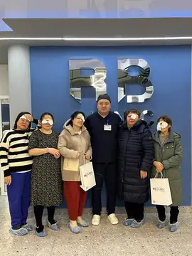 Пациенты RB CLINIC в холле в день замены хрусталика, снимок 36 из 56
